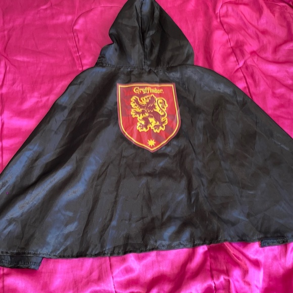 Hot Topic Accessories - Hot Topic Gryffindor Satin Cape 🖤